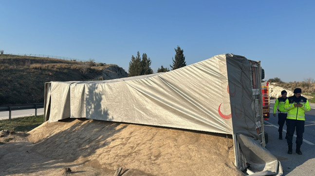 Mersin’de devrilen tırın sürücüsü yaralandı