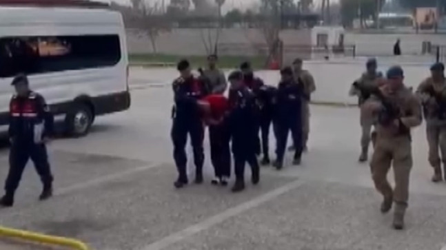 Adana’da 4 ayrı suçtan aranması ve 49 ayrı suç kaydı bulunan firari hükümlü jandarmanın operasyonuyla yakalandı