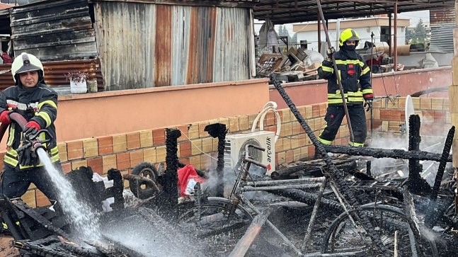 Mersin’de 2 katlı evin çatısında çıkan yangında evde hasar oluştu