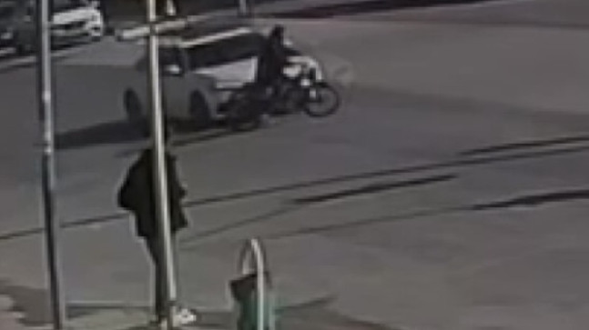 Adana’da otomobilin çarptığı elektrikli bisikletin sürücüsü yaralandı