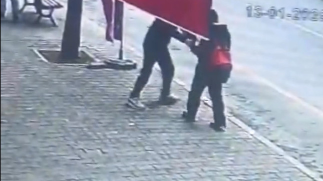 Adana’da öğrencinin cep telefonunun kapkaç yöntemiyle çalınması kamerada