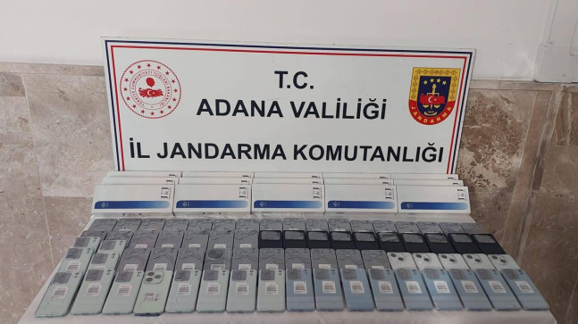 Adana’da gümrük kaçağı 70 cep telefonu ile iki ruhsatsız tabanca ele geçirildi