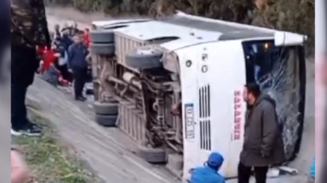 ADANA’DA SULAMA KANALINA DEVRİLEN İŞÇİ SERVİSİNDEKİ 10 KİŞİ YARALANDI