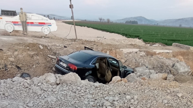 Adana’da çalışma yapılan yolda çukura düşen otomobildeki 5 kişi yaralandı