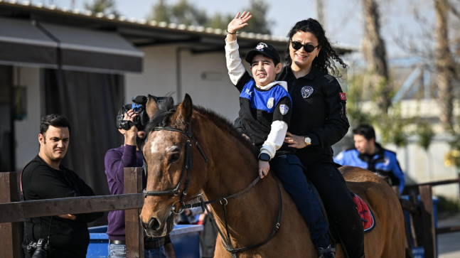 Adana’da ilkokul öğrencilerinin atlı polislerle gezme hayali gerçek oldu