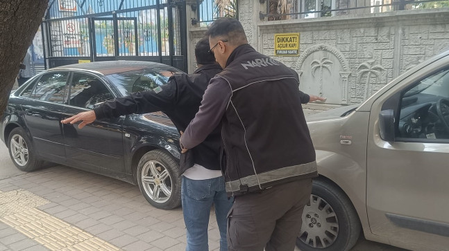 Adana’da polis ekipleri okulların çevresinde denetim yaptı