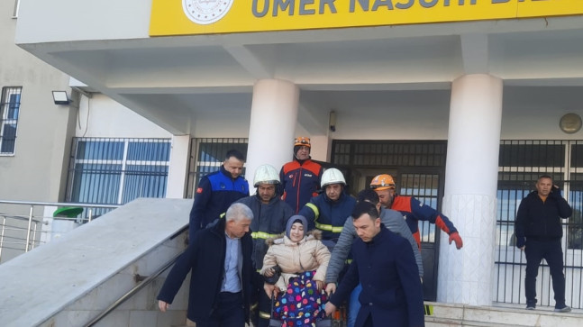 Adana’da şiddetli rüzgarda okulun çatısı zarar gördü