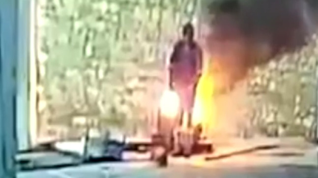 ADANA’DA BİR İŞÇİ KOVADA YAKILAN ATEŞTE ISINMAK İSTERKEN AZ KALSIN YANIYORDU…