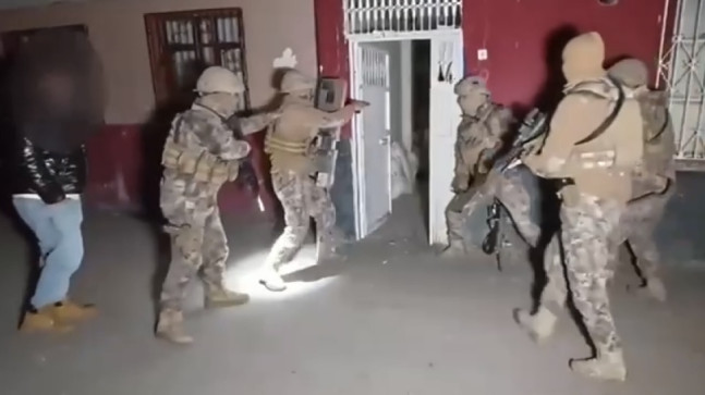 ADANA’DA UYUŞTURUCU OPERASYONUNDA FİRARİ 4 HÜKÜMLÜ VE 9 ŞÜPHELİ YAKALANDI…