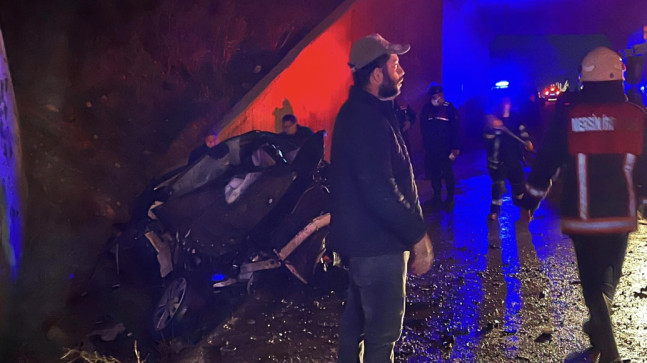 Mersin’de üst geçitten düşen otomobildeki 2 kişi yaralandı
