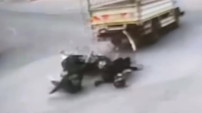 Mersin’de motosikletin kamyonete çarpması sonucu 2 kişi yaralandı