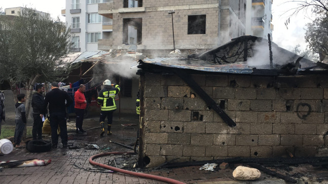 Erdemli’de evde çıkan yangın itfaiye ekiplerinin müdahalesiyle söndürüldü