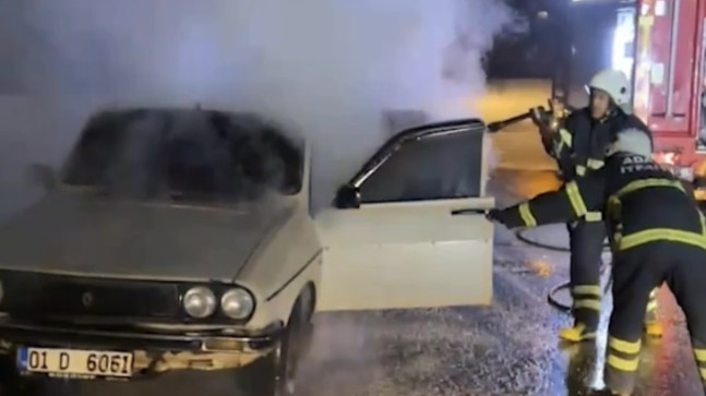 Adana’da park halindeyken yanan otomobil kullanılamaz hale geldi