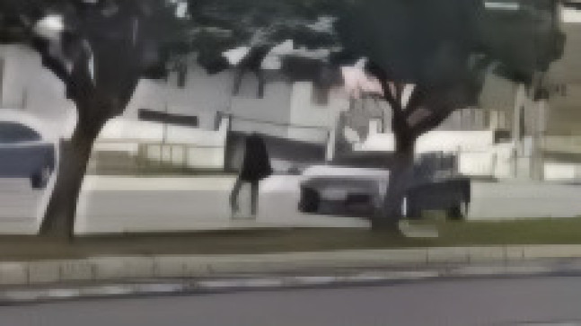 ADANA’DA FECİ KAZA: YOLUN KARŞISINA GEÇMEYE ÇALIŞAN YAYAYA OTOMOBİL ÇARPTI