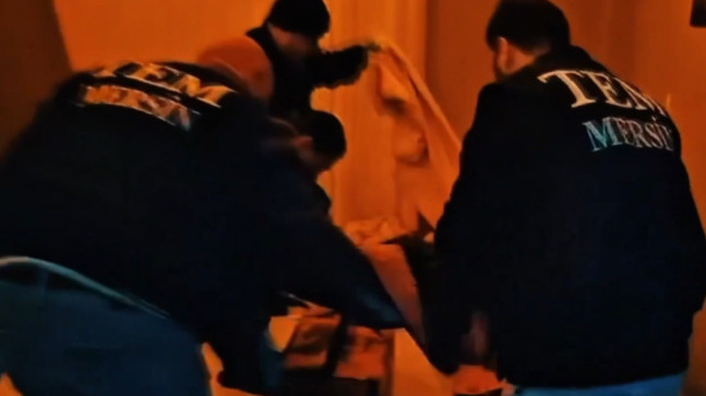 MERSİN’DE YASADIŞI SİLAH İMALATI VE KAÇAKÇILARINA YÖNELİK OPEYRASYONDA 3 ŞÜPHELİ GÖZALTINA ALINDI.. 353 TABANCA VE 913 SİLAH PARÇASI ELE GEÇİRİLDİ…!