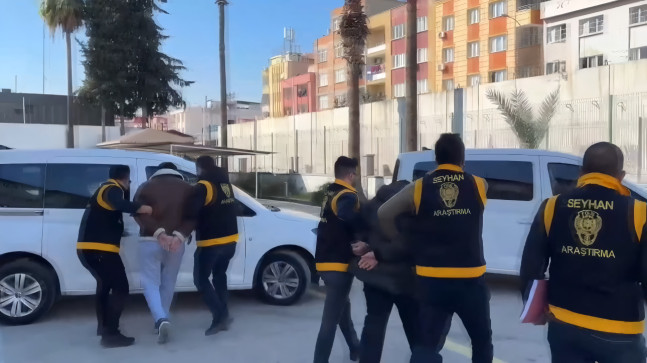 ADANA’DA OTOMOBİLİN ÖNÜNÜ KESTİKLERİ İŞ İNSANINI SİLAHLA TEHDİT EDİP 2 MİLYON LİRA HARAÇ İSTEDİLER