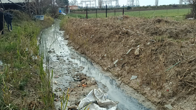 Kozan’da esnaf deredeki kirlilik ve kötü kokuya çözüm bekliyor