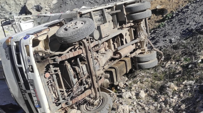 Mersin’in Tarsus ilçesinde şarampole devrilen kamyonetteki 3 kişi yaralandı