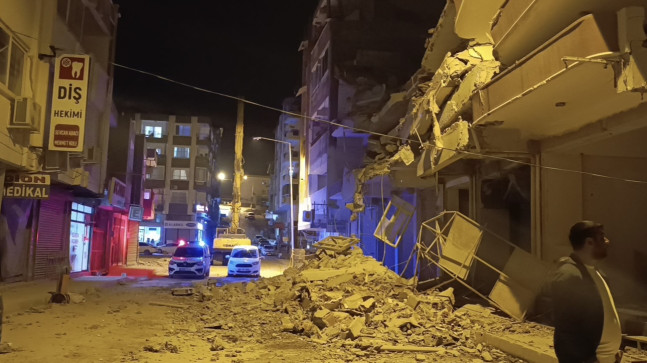 Hatay’da ağır hasarlı binanın yıkımı sırasında yanındaki prefabrik yapı zarar gördü