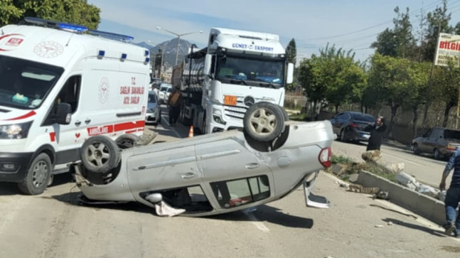 Kozan’da aydınlatma direğine çarparak devrilen otomobilin sürücüsü yaralandı