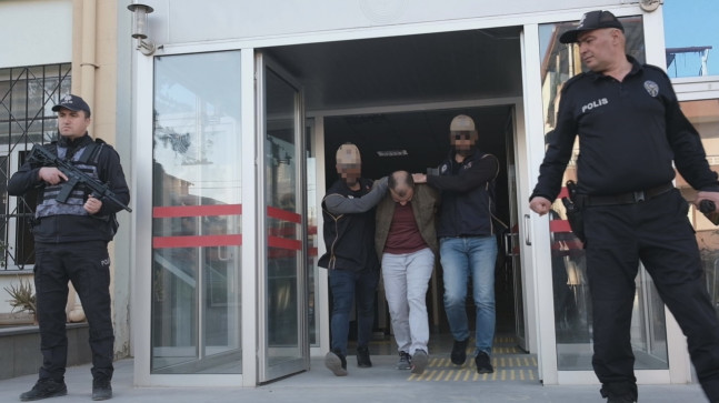 MERSİN’DE SOSYAL MEDYADA CUMHURBAŞKANI ERDOĞAN VE AİLESİNE HAKARET EDEN ZANLI TUTUKLANDI