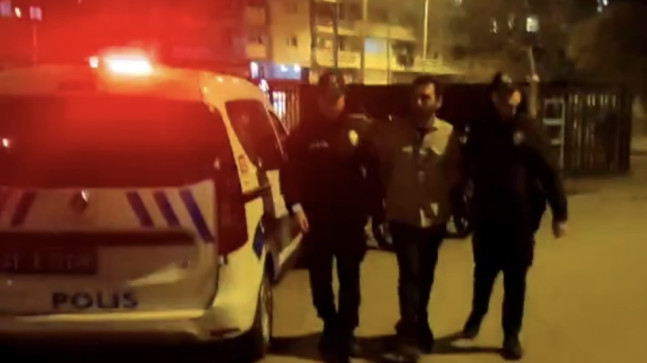 Adana’da 37 suçtan 12,5 yıl hapis cezasıyla aranan hükümlü polisi görüp panikleyince yakalandı