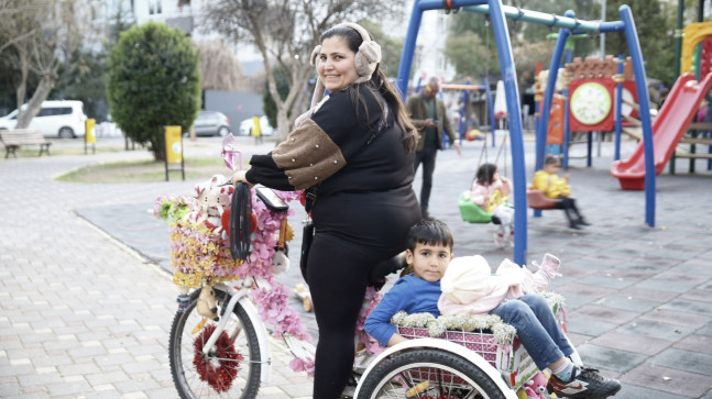 Süslü ve müzikli bisikleti 4 çocuklu annenin ulaşım aracı oldu