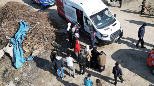 Mersin’de yurda yasa dışı yollarla girdikleri belirlenen 9 yabancı uyruklu yakalandı, göçmen kaçakçılığı yaptıkları iddiasıyla 3 şüpheli gözaltına alındı
