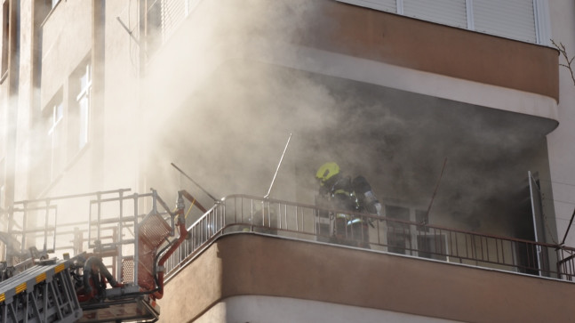 Mersin’de apartman dairesinde çıkan yangın itfaiye ekiplerince söndürüldü