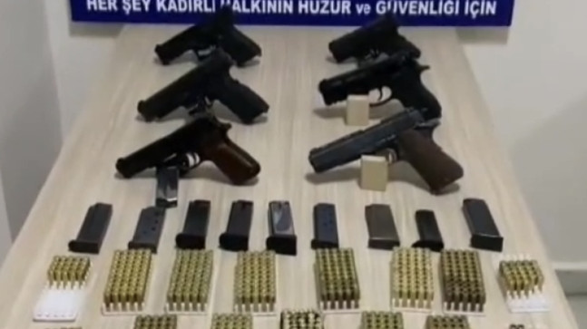 OSMANİYE’DE BİR EVDE 6 RUHSATSIZ TABANCA ELE GEÇİRİLDİ