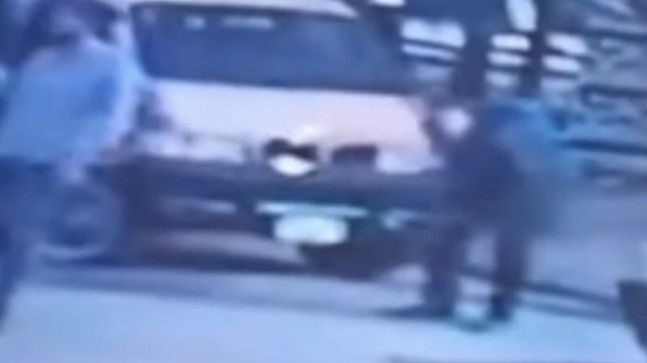 Adana’da kadının düşürdüğü altın bileziği aldığı öne sürülen kişi kamerada