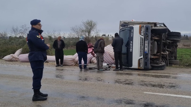 OSMANİYE’DE TIR İLE KAMYONUN KARIŞTIĞI KAZADA 3 KİŞİ YARALANDI