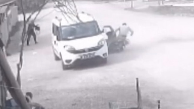 Hatay’da motosikletin hafif ticari araca çarptığı kaza güvenlik kamerasında