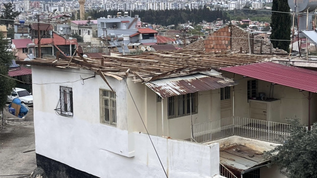 Adana’da şiddetli rüzgarda müstakil evin çatısı uçtu