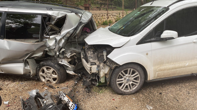 Adana’da cenazeden dönenlerin bulunduğu araç otomobile çarptı, 7 kişi yaralandı