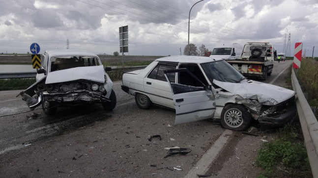Adana’da 2 otomobilin çarpıştığı kazada 4 kişi yaralandı