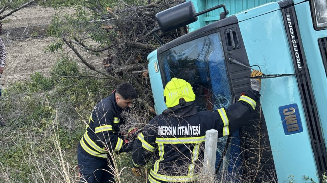 Mersin’in Tarsus ilçesinde devrilen kamyonun sürücüsü yaralandı