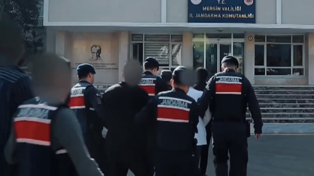 Mersin’de silahla tehdit ettikleri 4 kişiyi gasbettikleri iddiasıyla gözaltına alınan 9 şüpheliden 7’si tutuklandı