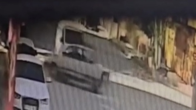 Adana’da otomobil ile hafif ticari aracın çarpıştığı 2 kişinin yaralandığı kaza güvenlik kamerasında