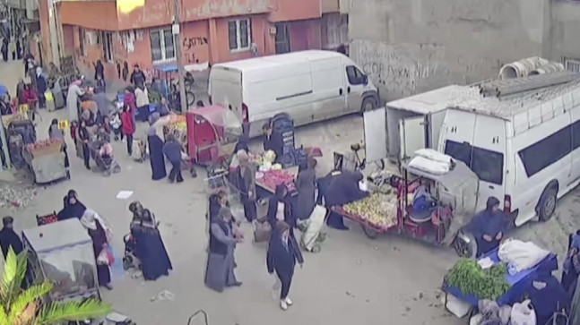 Adana’nın semt pazarında alışveriş yapan kadınlardan yankesicilik yöntemiyle cep telefonu ve para çaldılar