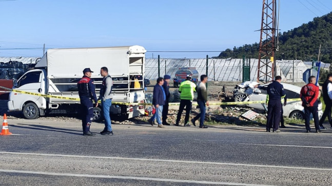 Mersin’de kamyonetle otomobilin çarpışması sonucu 1 kişi öldü, 6 kişi yaralandı
