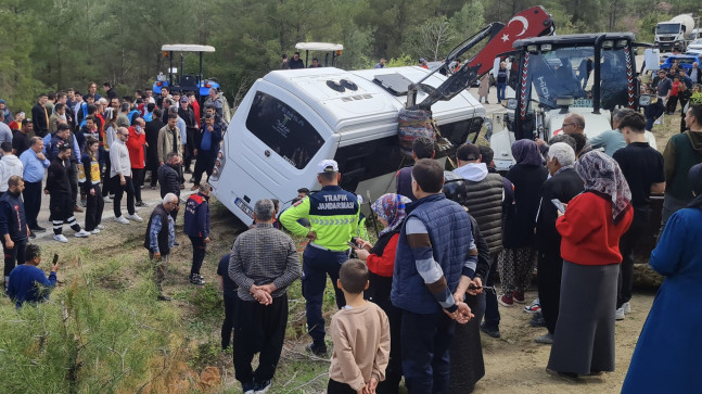 Osmaniye’de Yoldan çıkan ve devrilmemesi için traktörlere bağlanan midibüsteki 23 kişi kurtarıldı