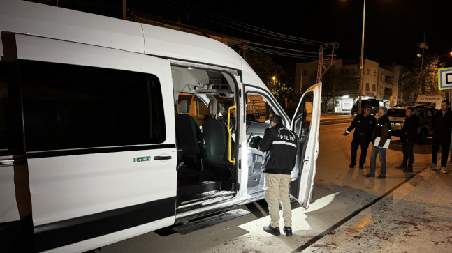 Adana’da servis minibüsünde boğazından bıçaklanan kişi ağır yaralandı