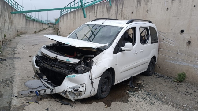 Hatay’da hafif ticari aracın su kanalına devrildiği kazada 2 kişi yaralandı