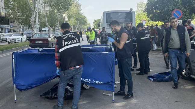 ADANA’DA OTOBÜSE ÇARPAN MOTOSİKLETTEKİ GENÇ KADIN HAYATINI KAYBETTİ, SÜRÜCÜ YARALANDI