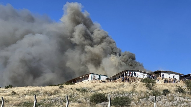 Adana’da inşaat şantiyesindeki konteynerlerde çıkan yangın söndürüldü