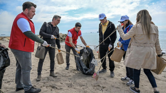 Mersin’de sahil bandında 580 kilogram atık toplandı