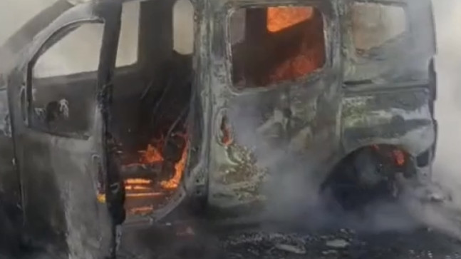 Adana-Pozantı Otoyolu Gülek Tüneli mevkisinde seyir halindeki hafif ticari araç alev alev yandı