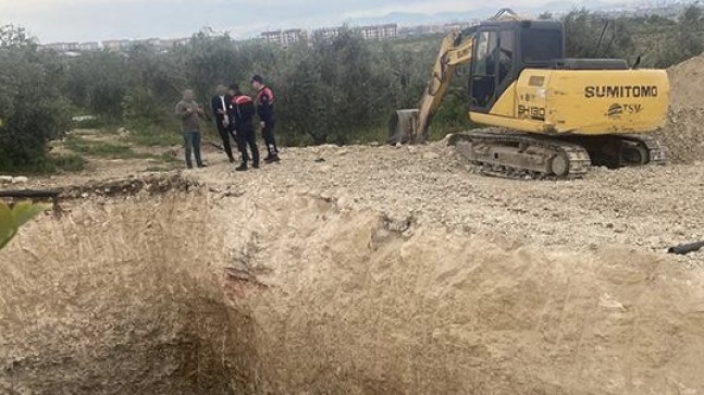 Mersin’de iş makinesiyle tarihi eser bulmak için kaçak kazı yapan 2 şüpheli suçüstü yakalandı