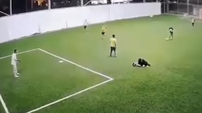 Adana’da halı sahada fenalaşan kişi hayatını kaybetti